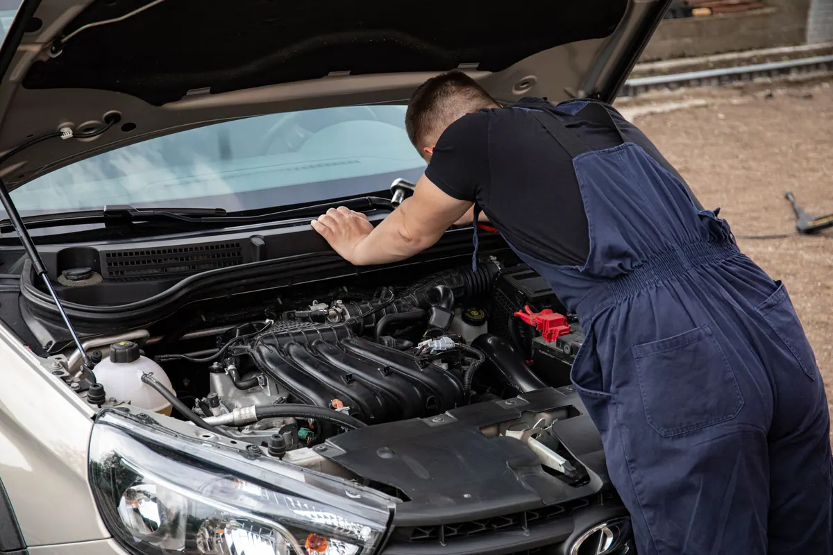 AutoFix inspector sharing a 250-point used car inspection report with buyers in Islamabad