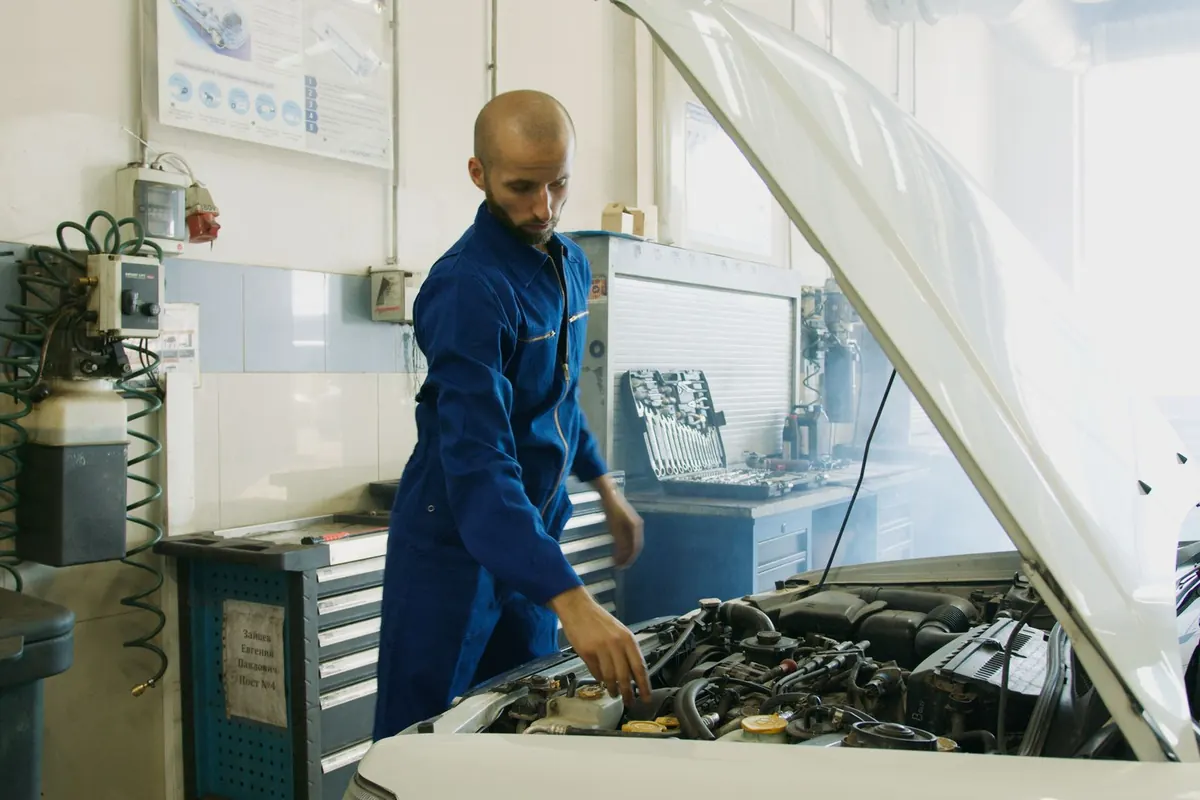 AutoFix mechanic performing scheduled car service β car mechanic near me Islamabad Rawalpindi